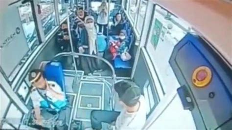 Viral Pria Tiba Tiba Pukul Sopir Bus Tmp Bandung Sambil Marah Marah