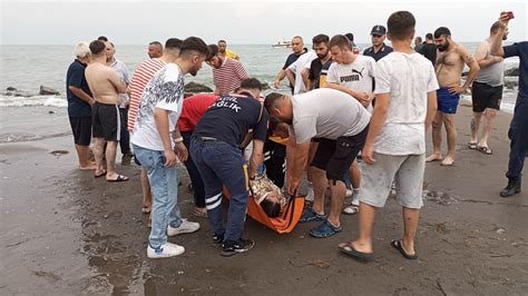 Samsun da boğulma tehlikesi geçiren gençleri polis kurtardı