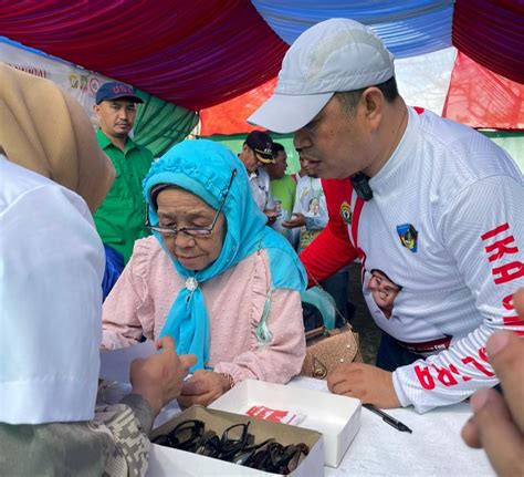 Ika Umi Sultra Gelar Baksos Bagikan Kacamata Baca Gratis Langit Sultra