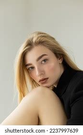 Femme blonde toute nue résultats 3 4 mille dimages libres de droits de photos de stock et