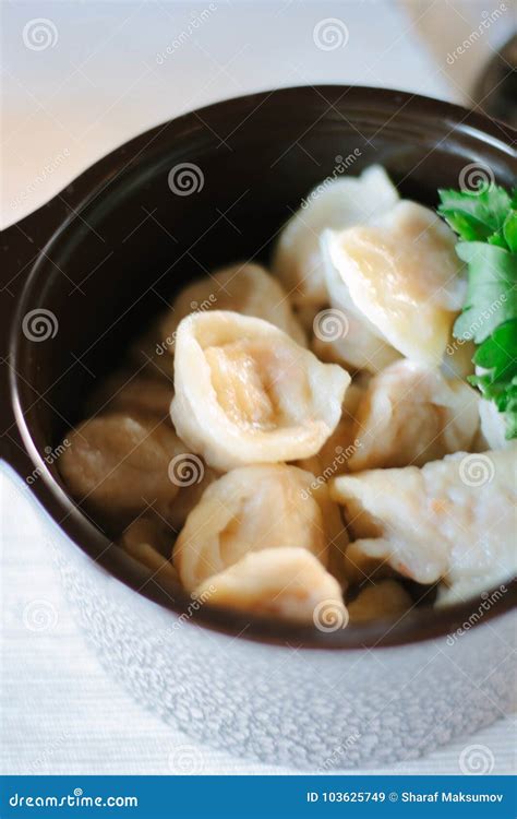 Las Bolas De Masa Hervida Rusas De La Carne Llamaron Pelmeni En El