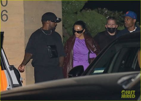 Kim Kardashian trang điểm màu nude sành điệu ra phố