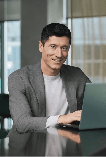 Cuánto cuesta la lujosa laptop de Robert Lewandowski QUIERO Deportistas