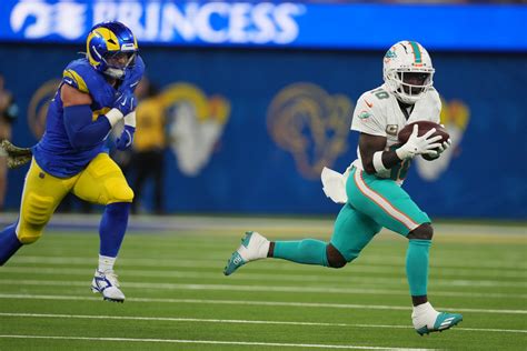 Miami Dolphins' Tyreek Hill: It's my call to play with wrist woes