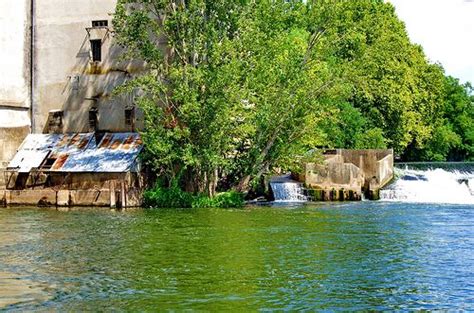 Clairac Au Bord Du Lot L Ascenseur Saumons Et Anguilles Au Milieu