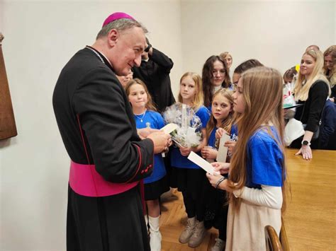 Biskup tarnowski do świeckich Ideologie uderzające w godność człowieka