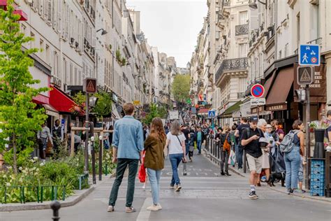 Dans la rue des Martyrs à Paris la vie continue