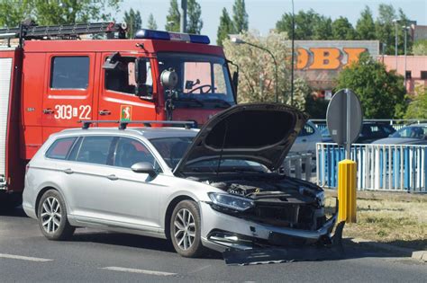 Zderzenie dwóch aut na rondzie przy Makro Dwie osoby trafiły do