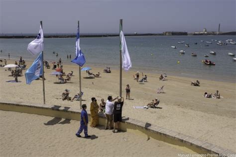 Las playas de Cádiz ya lucen sus cuatro Banderas Azules