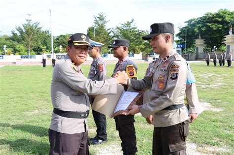 Berprestasi Dan Berdedikasi Tinggi Tiga Personel Polres Banggai Terima