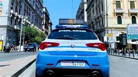 Rapina A Piazza Bovio Col Coltello In Pieno Giorno Ruba Un Marsupio E