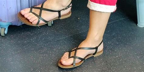 Candid Milf Feet Shopping In Sandals Flipflops With Toe Ring Tnaflix