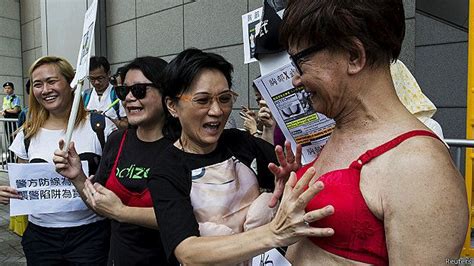 Protesta En Hong Kong Contra Condena Por Usar Los Senos Como Arma Ecuavisa