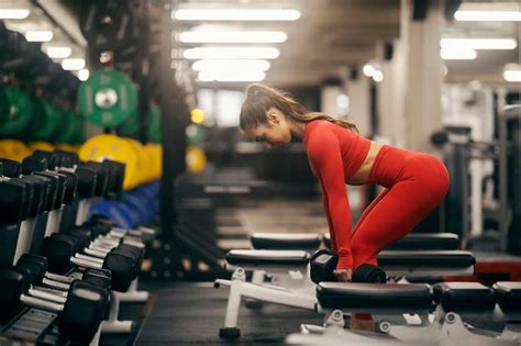 Una Atleta Fuerte Est Levantando Pesas En Un Gimnasio Foto Premium