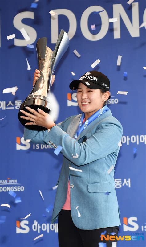 ‘시즌 2승 박현경 세계랭킹 30위로 수직상승 손에 잡히는 뉴스 눈에 보이는 뉴스 뉴스엔