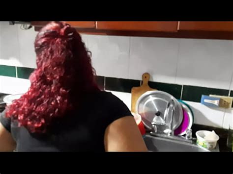Interrumpo a la señora del servicio mientras lava los platos para que chupe mi polla XVIDEOS