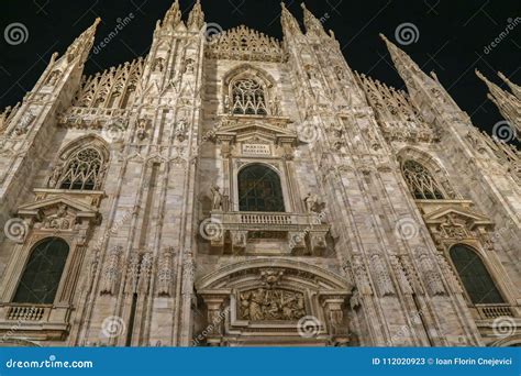 Parte De La Fachada De Milan Cathedral En La Noche Imagen De Archivo