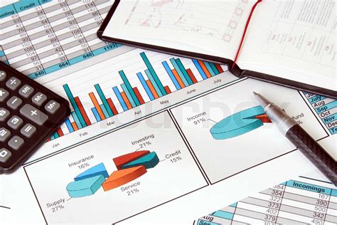 Rapport I Diagrammer Og Grafer Med Lommeregner Notesblok Og Pen