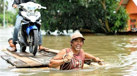 Diguyur Hujan 3 Jam Puluhan Rumah Di Situbondo Terendam Banjir Surya