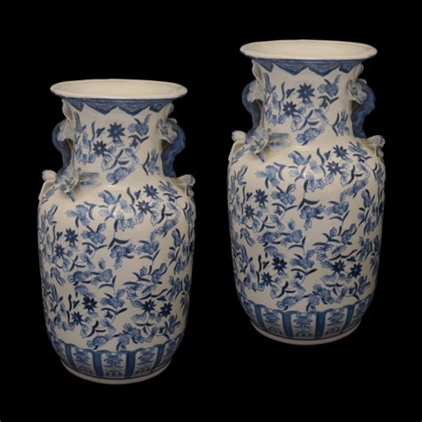 Par de vasos em porcelana chinesa de formato balaústre