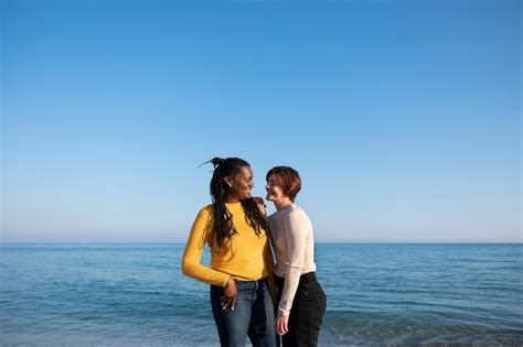 Free Photo Medium Shot Lesbian Couple At Seaside