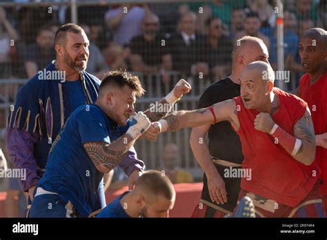 Calcio Storico Fiorentino Azzurri Rossi Stock Photo Alamy