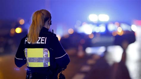 Verfolgungsjagd Mit Km H Autofahrer Flieht Vor Polizei Und