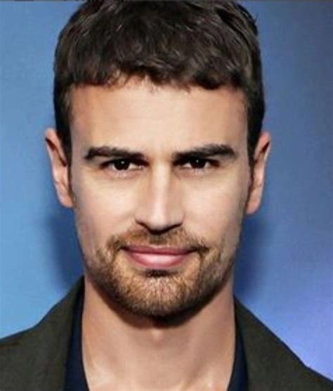 Pin De Mary Hess En Theo James Chicos Famosos Famosos Chicas