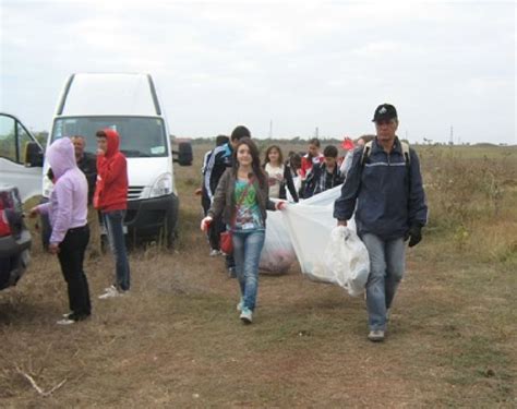 Peste De Voluntari Din Mangalia S Au Alaturat Proiectului Lets Do