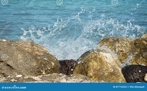 Ondas Que Causam Um Crash Nas Rochas Foto De Stock Imagem De Nave