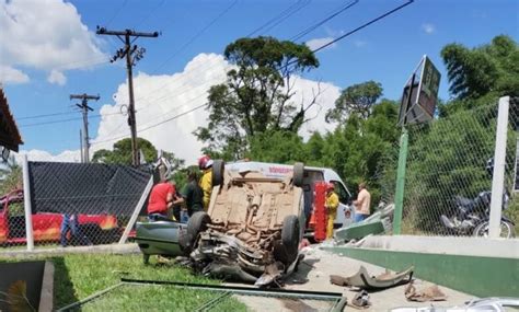 Câmeras de segurança flagram capotamento 5 vítimas em Mogi Mirim