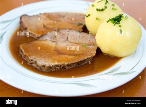 Teller Mit Schweinebraten Kn Del Und So E Stockfotografie Alamy