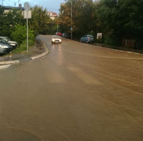 Neverovatni Snimci Nevremena Vozila Plivaju Zaustavljen Saobra Aj U