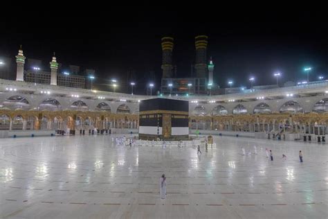 Masjidil Haram Hilangkan Aturan Jaga Jarak Saf Salat Kembali Rapat