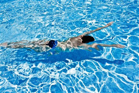 Hombre Nadando Bajo El Agua En Piscina — Fotos De Stock © Sergiychmara