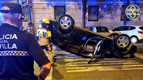 Un Coche Vuelca En Un Puente De Sevilla Tras Realizar Un Giro Brusco