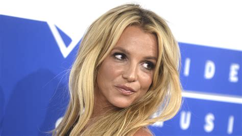 Britney Spears Shows Off Her Vocal Chops With Elvis Presleys ‘cant