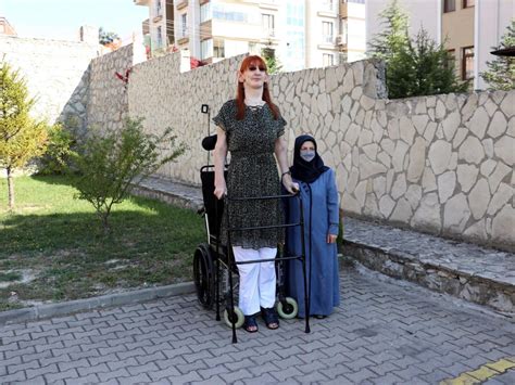 World's tallest woman takes her first plane flight after airline ...