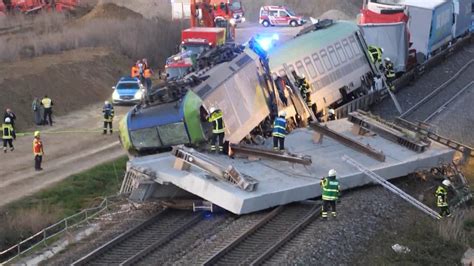 G Terzug Prallt Auf Betonplatte Lokf Hrer Stirbt Bei Schwerem Unfall