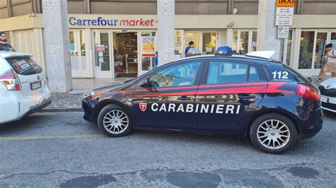 Ruba Al Carrefour E Spintona Il Direttore Del Supermercato Arrestato