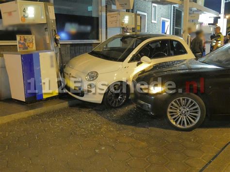 Video Autos Botsen Bij Tankstation In Enschede Bestuurder Slaat Op