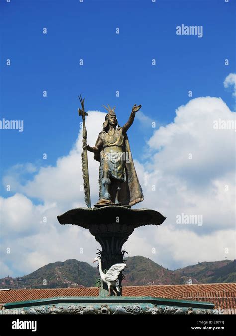 Estatua Del Inca Pachacutec En La Fuente En La Plaza De Armas En Cusco