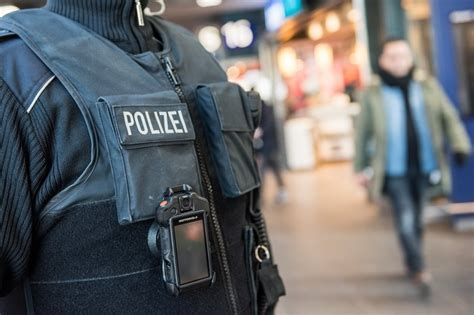 Bpol Nrw Bundespolizisten Wehren T Tlichen Angriff Ab Mann Zeigt