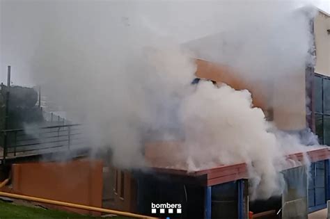 Incendio En Las Piscinas Municipales De L Hospitalet El Tot L