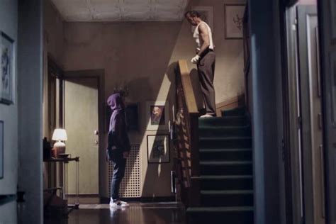 Genitori costringono figlio gay a prove di virilità Dimostra di essere uomo Gay it