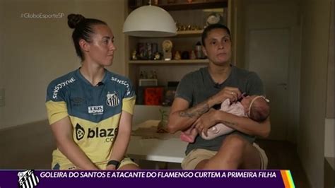 Vídeo Goleira do Santos e atacante do Flamengo curtem a primeira filha