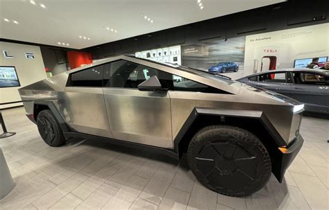 Le Cybertruck Arrive Dans Les Magasins Tesla Avant Sa Pr Sentation