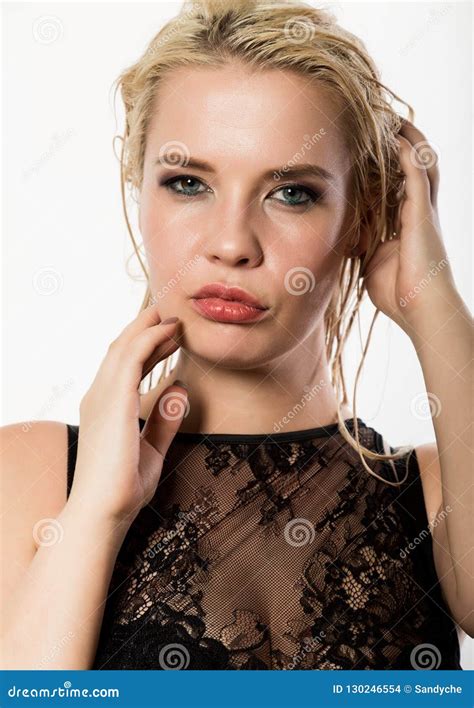 Meisje Van Het Glamour Het Mooie Blonde Met Natte Haar En Huid Heldere Make Up En Mollige Lippen