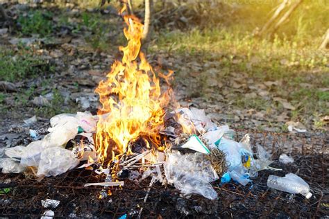 fogo queima pilha de lixo conceito incineração de lixo doméstico