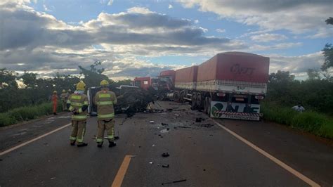 Colis O Frontal Entre Carreta E Caminhonete Acaba Em Morte Na Br